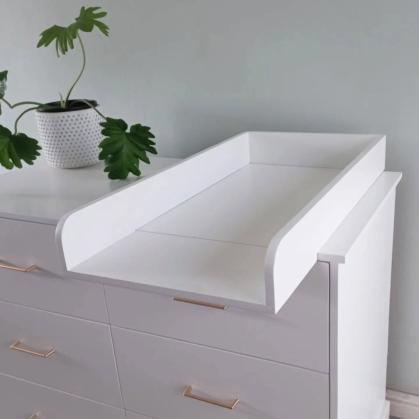 Sumptuous Compactum with Changing Tray - Image 4